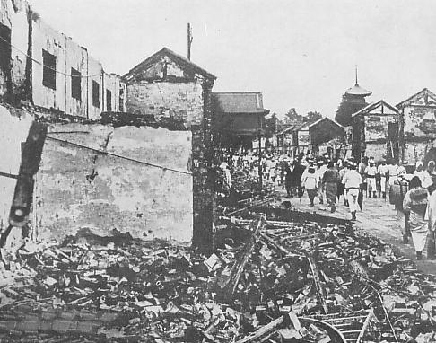関東大震災直後。仲見世は全焼したが、境内は被害を免れた。