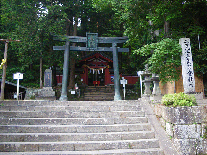 登山口となっている日光二荒山神社の中宮祠の登拝門。この先は山頂へと向かう階段が続いていく。
