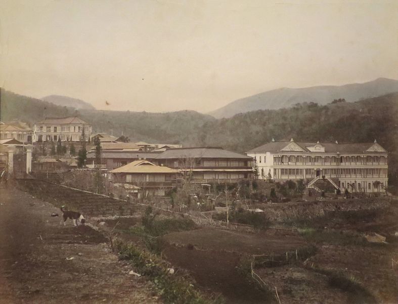 明治期の奈良屋（玉村康三郎撮影）。右手に見えるのが1877年（明治20年）築の西洋館。