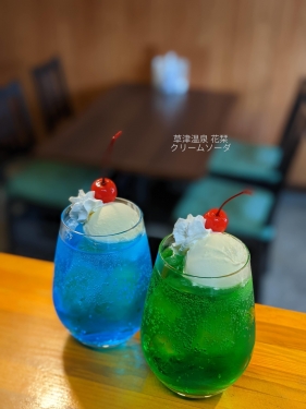 20220509草津温泉カフェ花栞（はなしおり）メロンクリームソーダ、青空のクリームソーダ