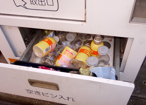 東京都江東区亀戸二丁目の明治飲料自販機