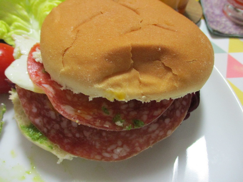 burger_al_pesto_con_medamayaki_avocado_salame_di_milano2_201202