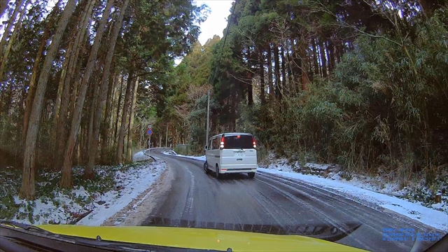 英彦山の凍結路面で立ち往生なクルマ