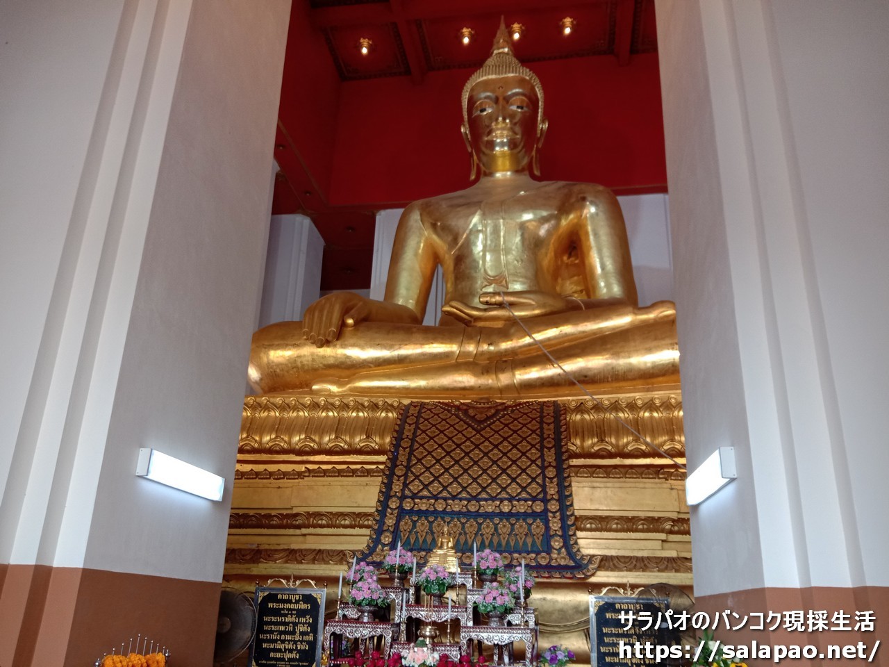 ヴィハーン・プラ・モンコン・ボピットに納められた黄金の巨大仏像　in　アユタヤ