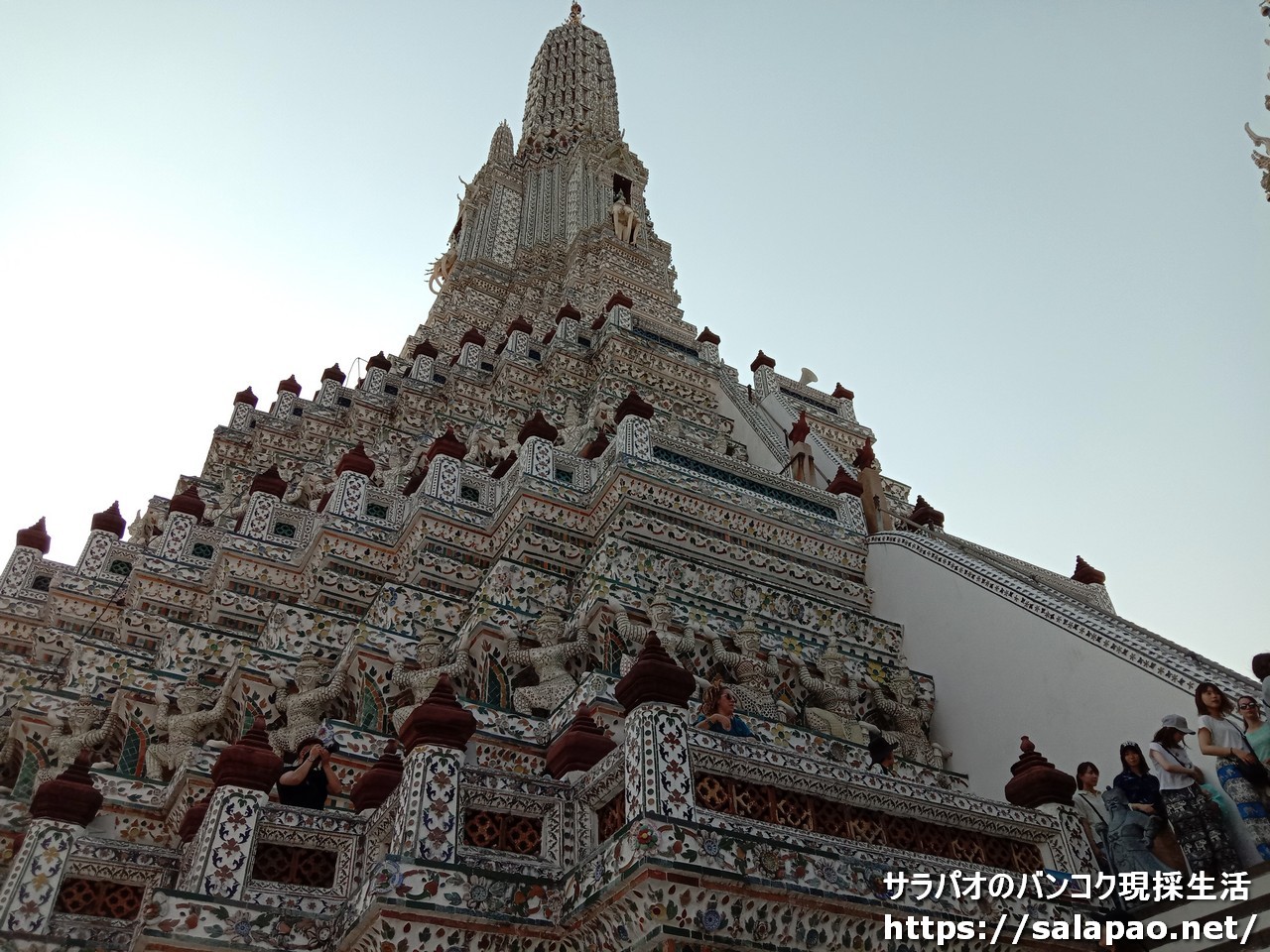 ワット・アルンは神々が支える白い仏塔で有名な第一級王室寺院
