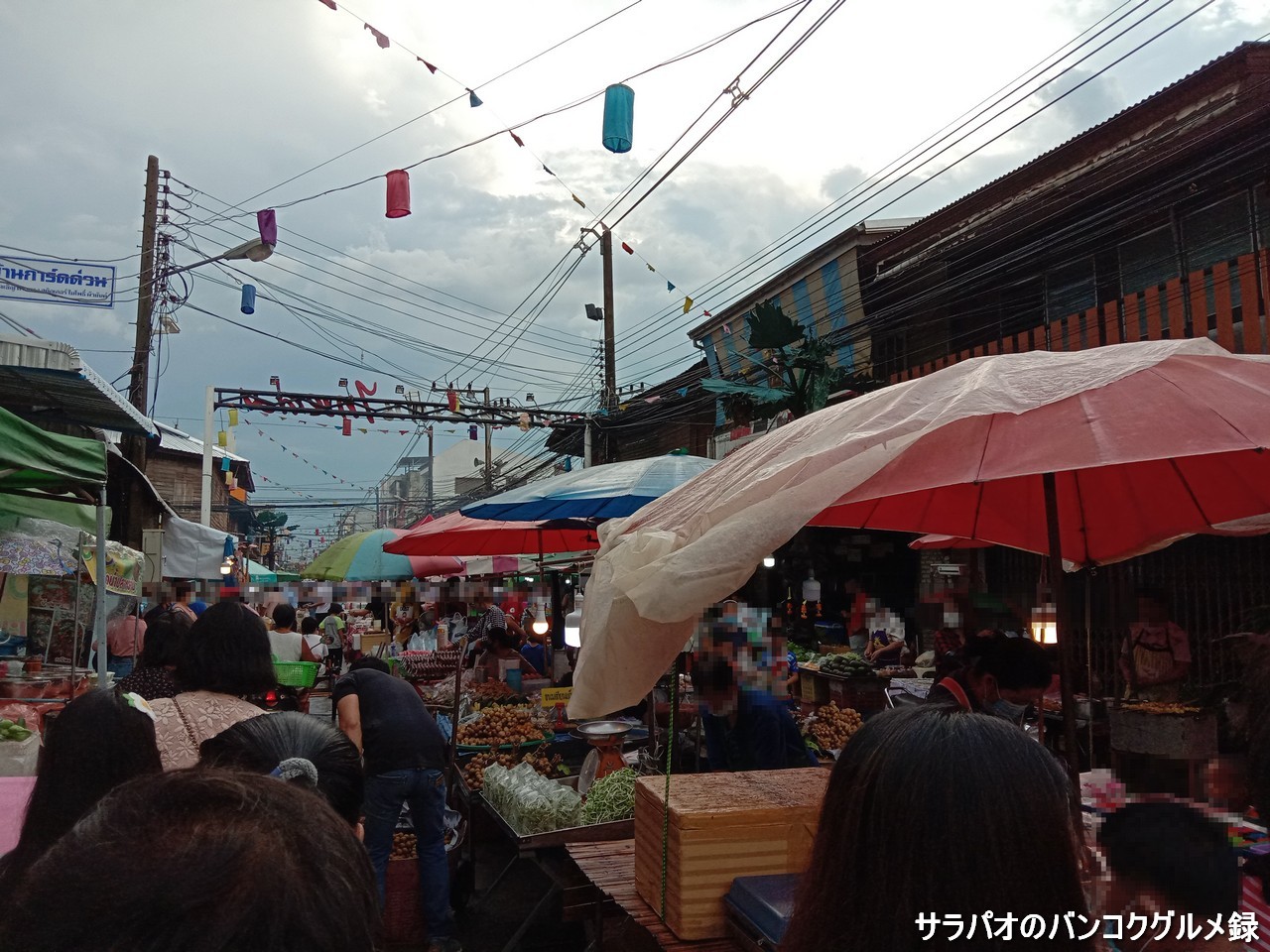 タイロム歩行者天国は土曜日限定のローカル向け市場　in　ペッチャブーン県