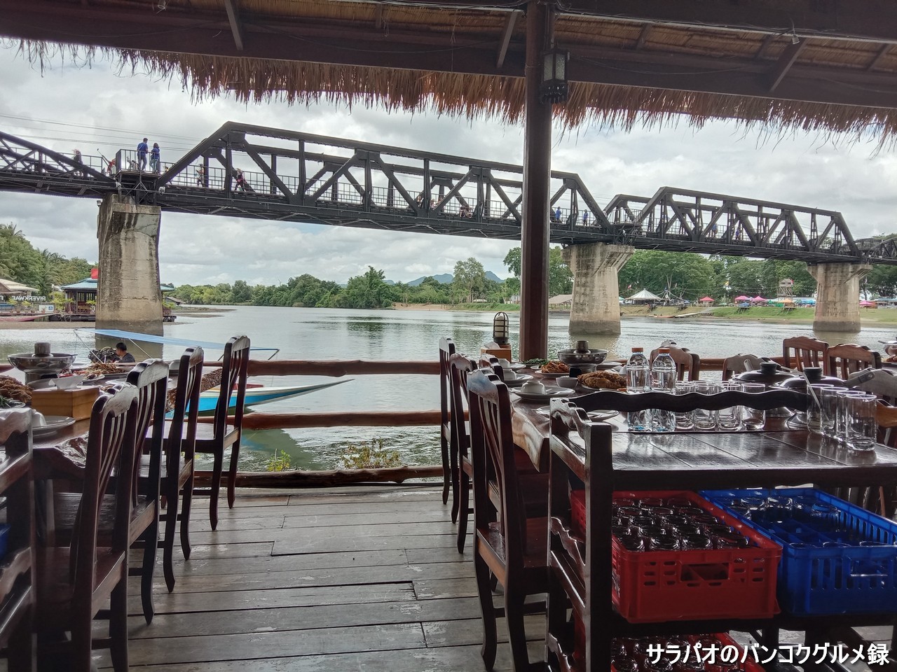 ペー・アーハン・フローティングは戦場にかける橋の近くの水上レストラン　in　カンチャナブリ