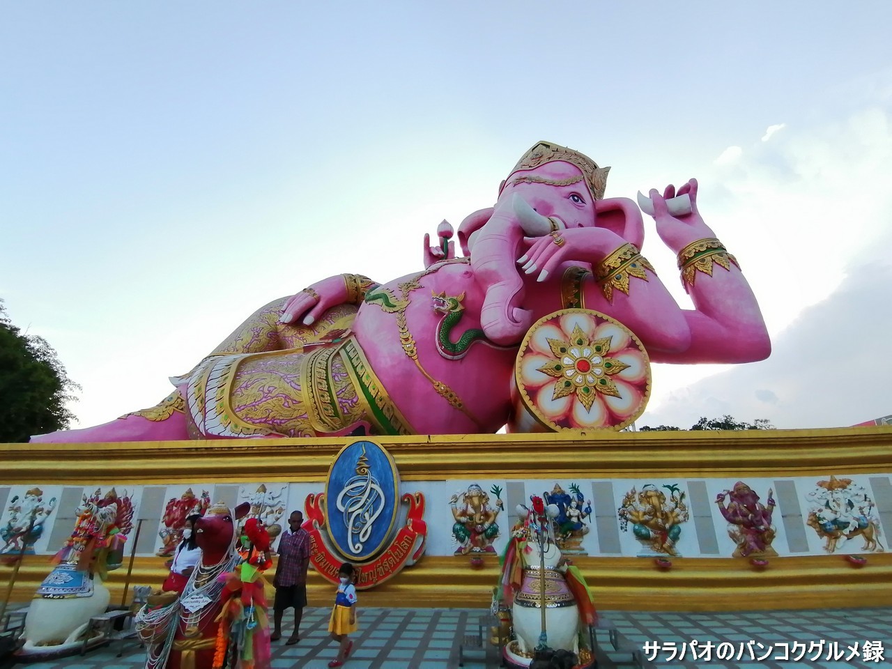 ワット・サマーン･ラッタナーラームは巨大なピンクのガネーシャ像で有名な寺院＠チャチューンサオ県