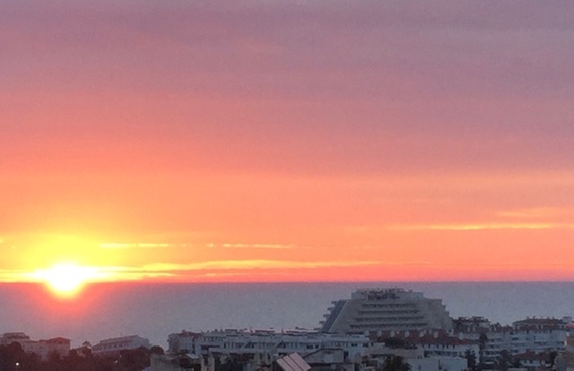 地中海の朝陽