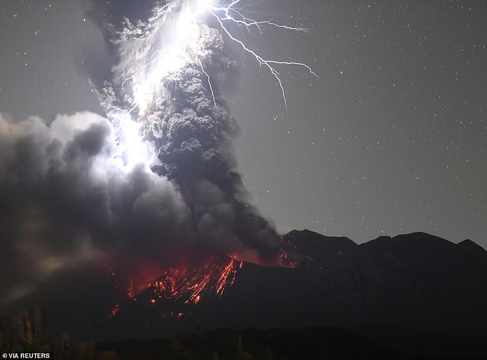 「巨人の衝突」 日本の火山上空で撮影された恐るべき自然現象が海外で話題に　海外の反応