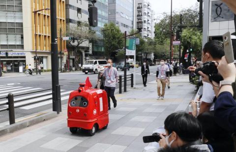 海外「日本で郵便配達ロボットが初めて公道走行したぞ」→「海外では無理！」　海外の反応
